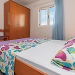 2 Bedroom Beautiful Apartment In Makarska