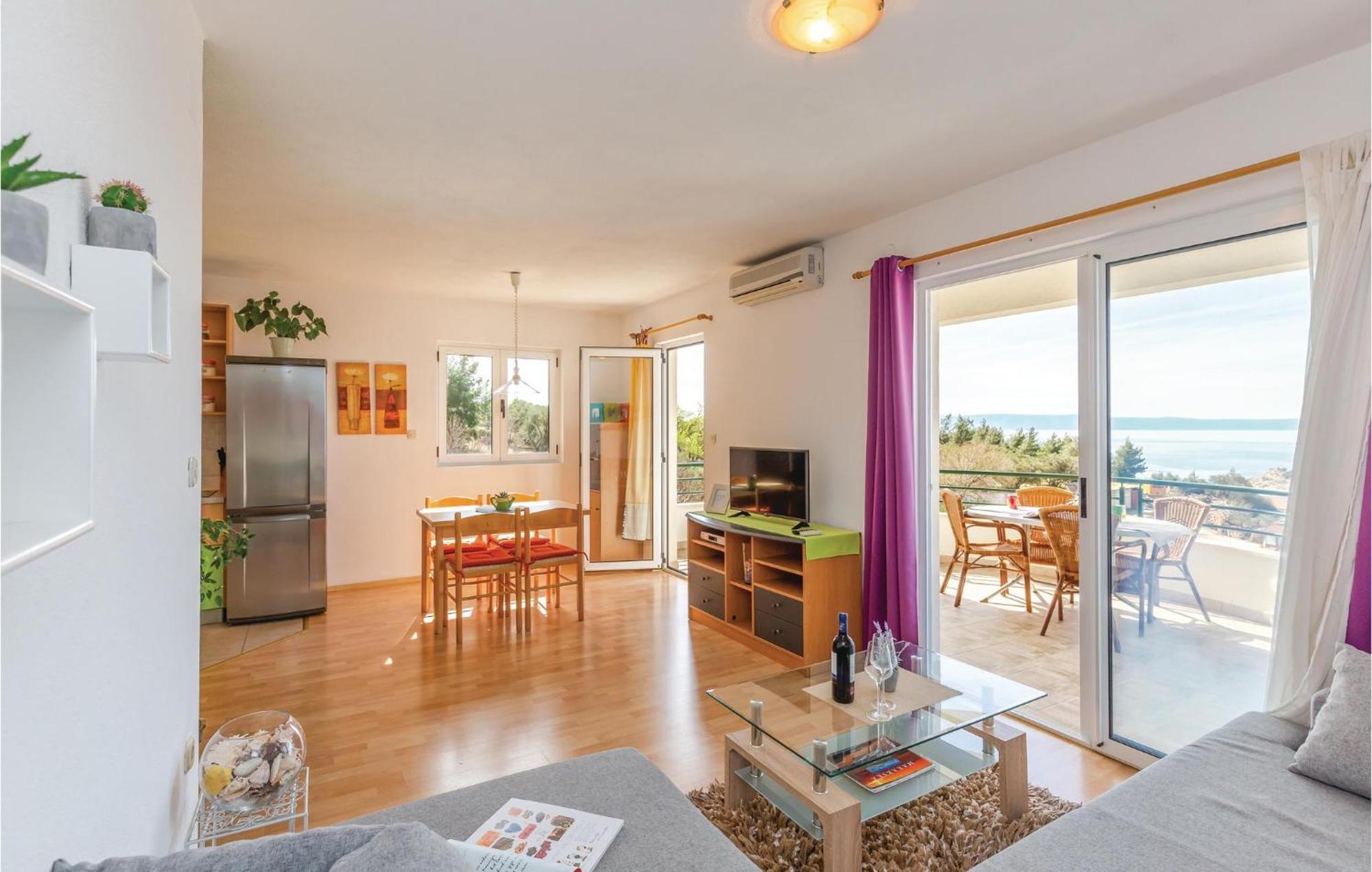 2 Bedroom Beautiful In Apartman Makarska