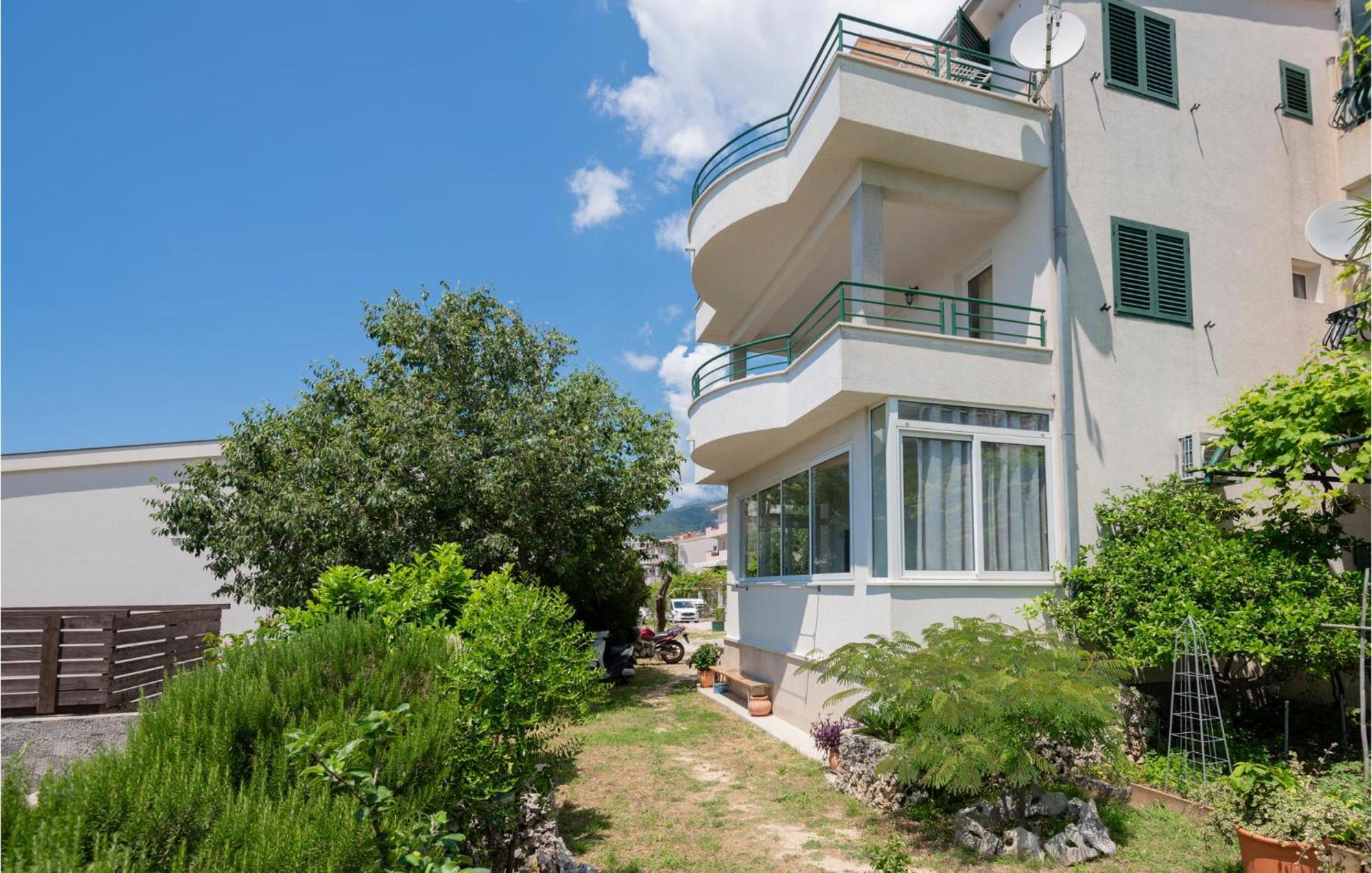 2 Bedroom Beautiful In Makarska