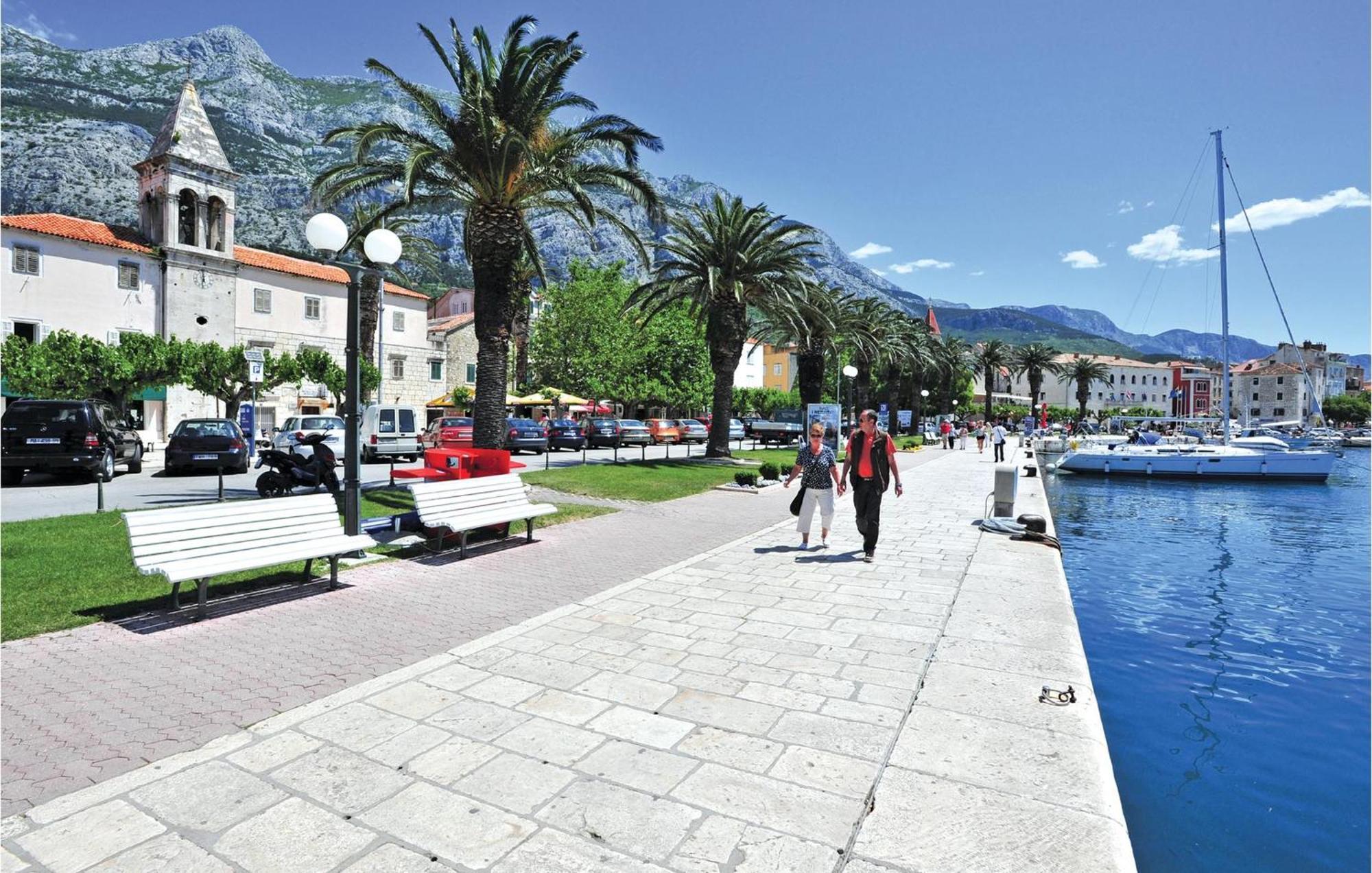 2 Bedroom Beautiful In Apartman Makarska
