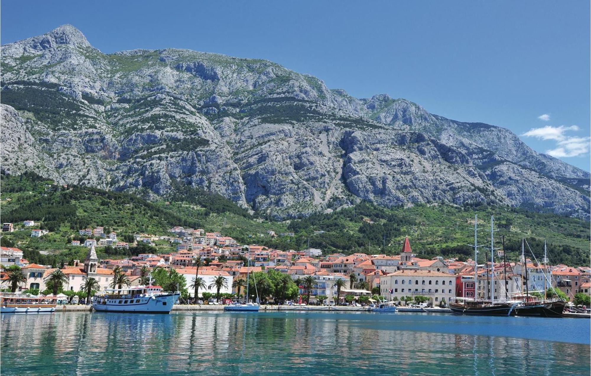 2 Bedroom Beautiful In Makarska