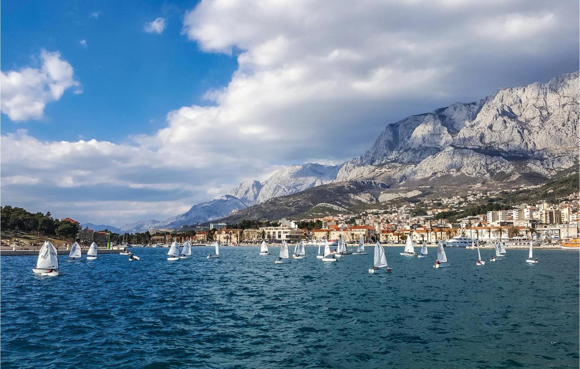 2 Bedroom Beautiful In Apartman Makarska